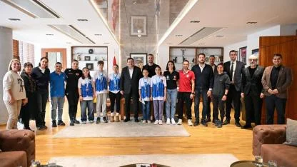 Başkan Muharrem Erkek şampiyonları ağırladı