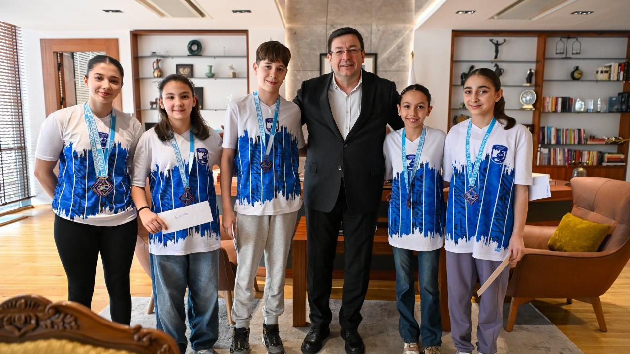 Başkan Muharrem Erkek şampiyonları ağırladı