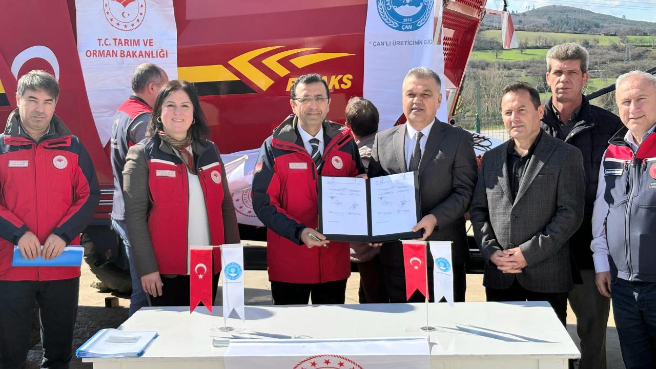 Katı gübre dağıtma makinaları teslim edildi