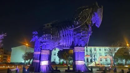 Truva Atı ile 1915 Çanakkale Köprüsü mor ışıkla aydınlatıldı