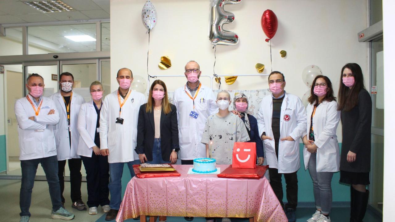 13 yaşındaki spinal tümör hastası Elif’e taburcu pastası kesildi