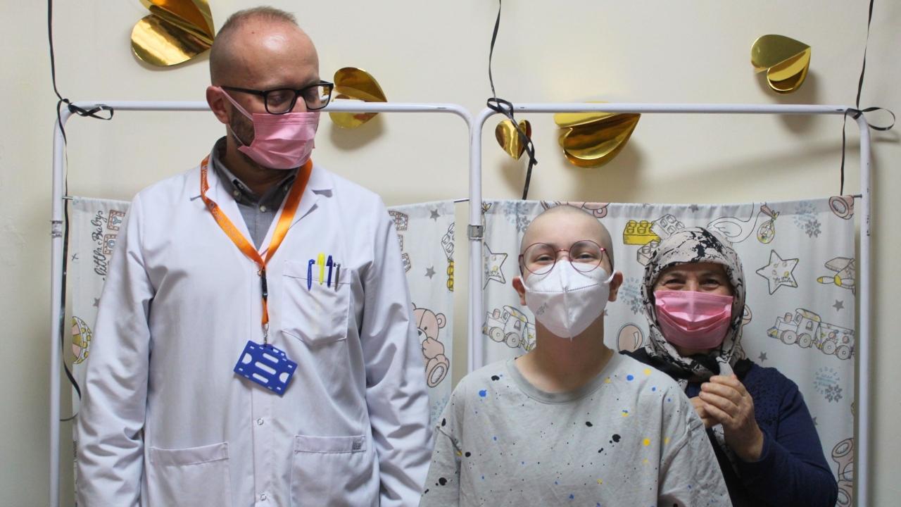 13 yaşındaki spinal tümör hastası Elif’e taburcu pastası kesildi