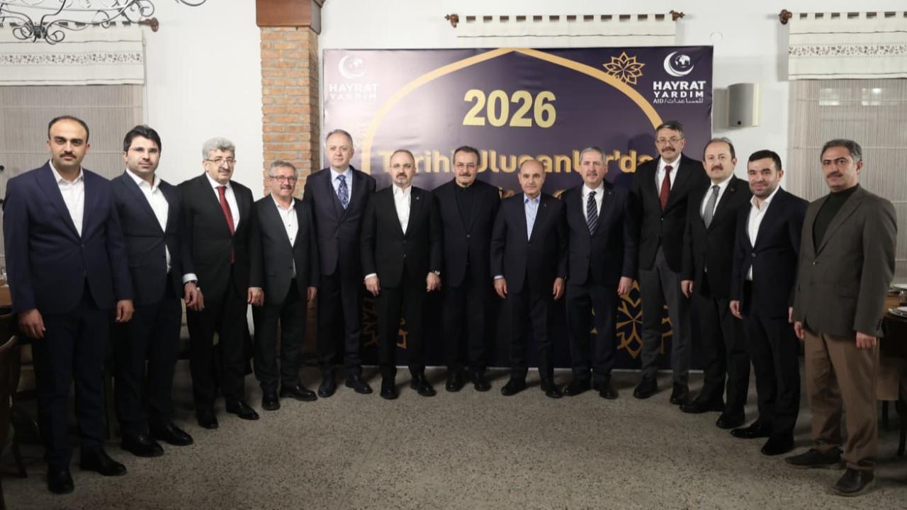 Bülent Turan, Hayrat Vakfı’nın geleneksel iftar programına katıldı