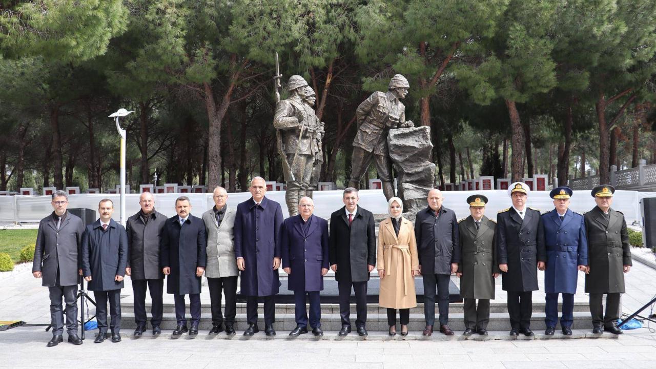 Şehitler Abidesi'nde tören