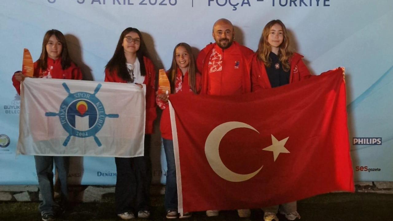 Genç sörfçüler gururlandırdı