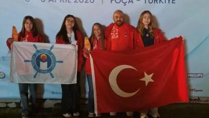 Genç sörfçüler gururlandırdı